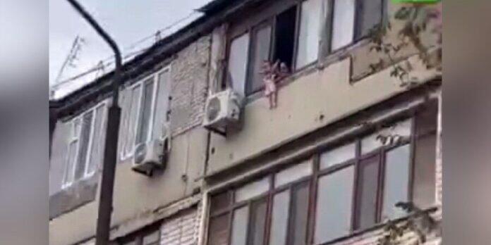 В Шымкенте женщина свесила ребенка с балкона четвертого этажа 