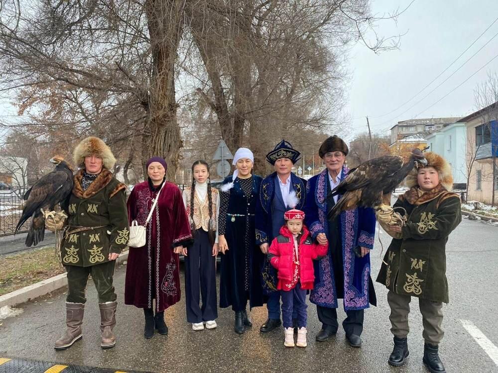 В Казахстане прошли внеочередные выборы президента. Фото: @sputnikKZ Большая семья потомственных беркутчи из Текели пришла на голосование с ловчими птицами