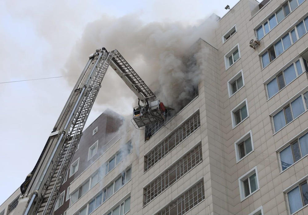 Установлена причина пожара в многоэтажке в Астане, после которого погиб пожарный