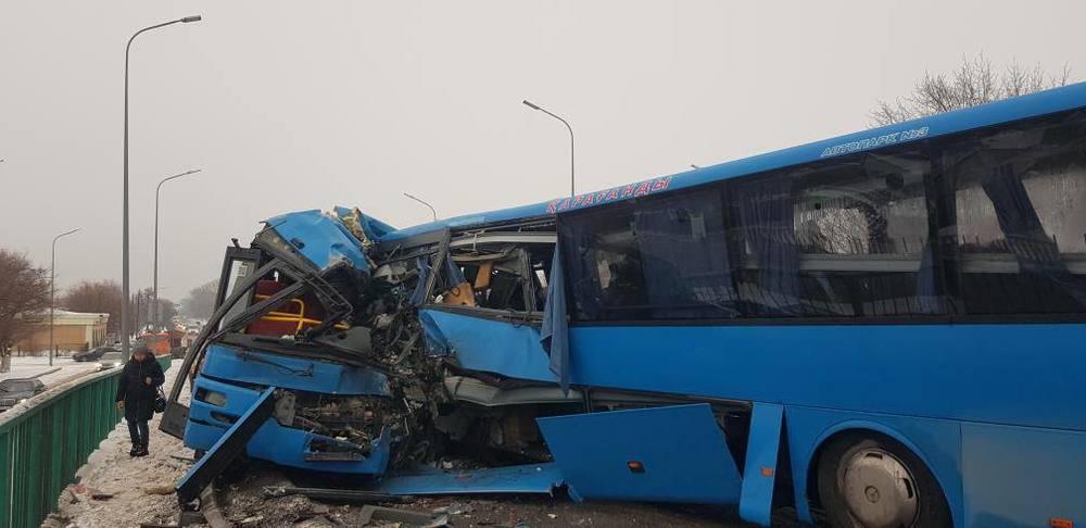 В Караганде произошло лобовое столкновение автобусов, есть погибший