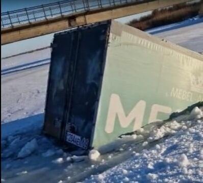 Два автомобиля провалились под лед в Карагандинской области 