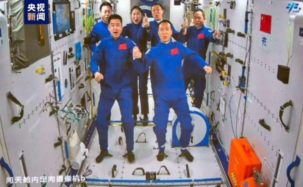 Ротация экипажей "Шэньчжоу-14" и "Шэньчжоу-15" на орбите завершена