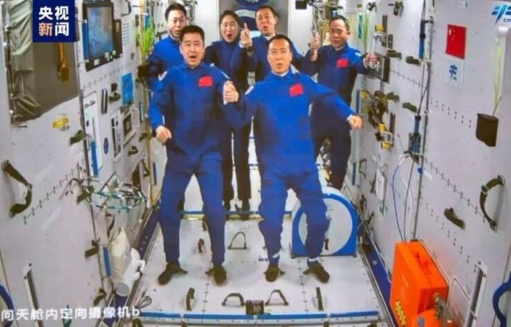 Ротация экипажей "Шэньчжоу-14" и "Шэньчжоу-15" на орбите завершена
