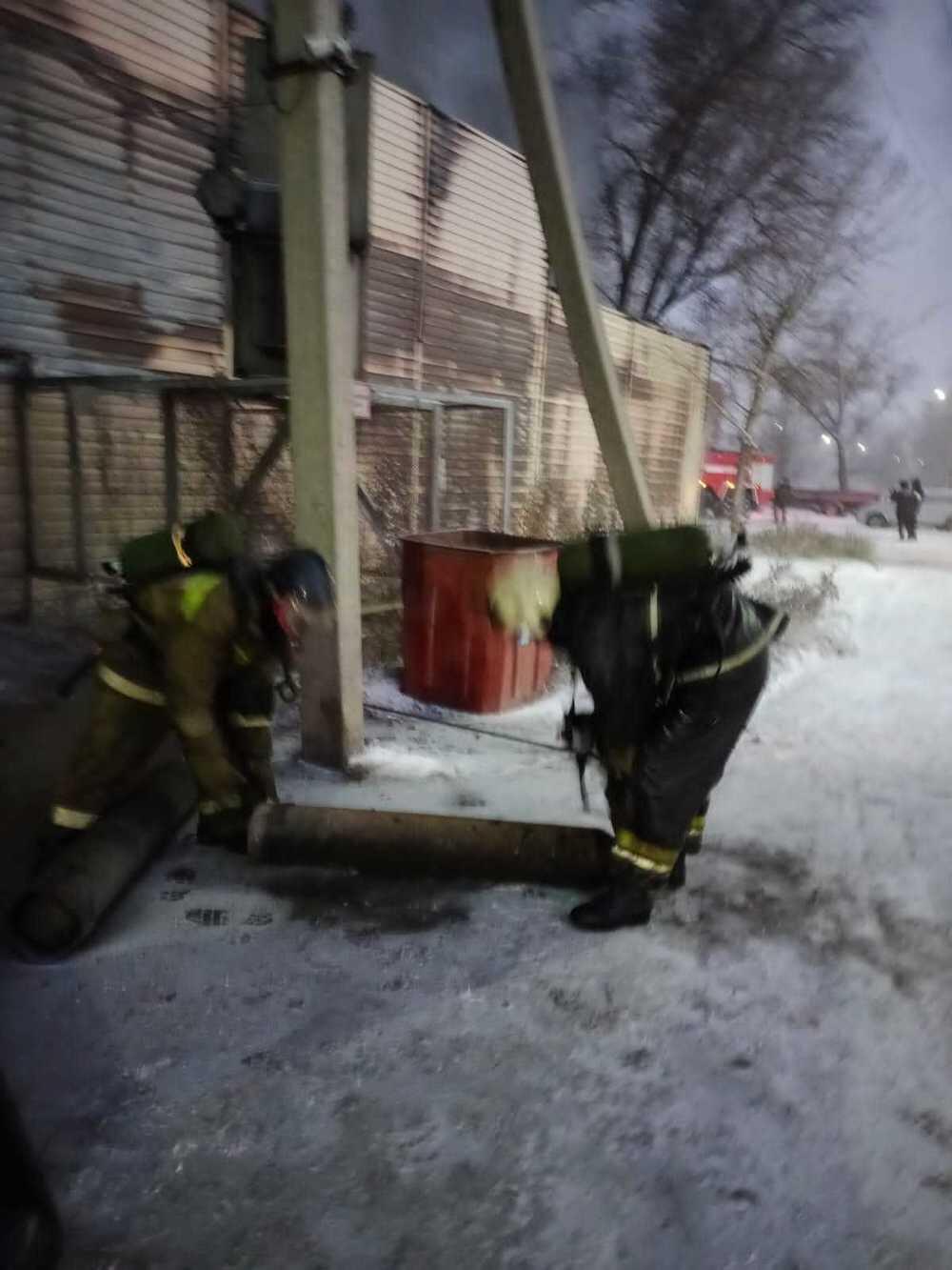 В Павлодаре пожарные вынесли из огня баллоны с газом, кислородом, азотом и фреоном. Фото: МЧС РК