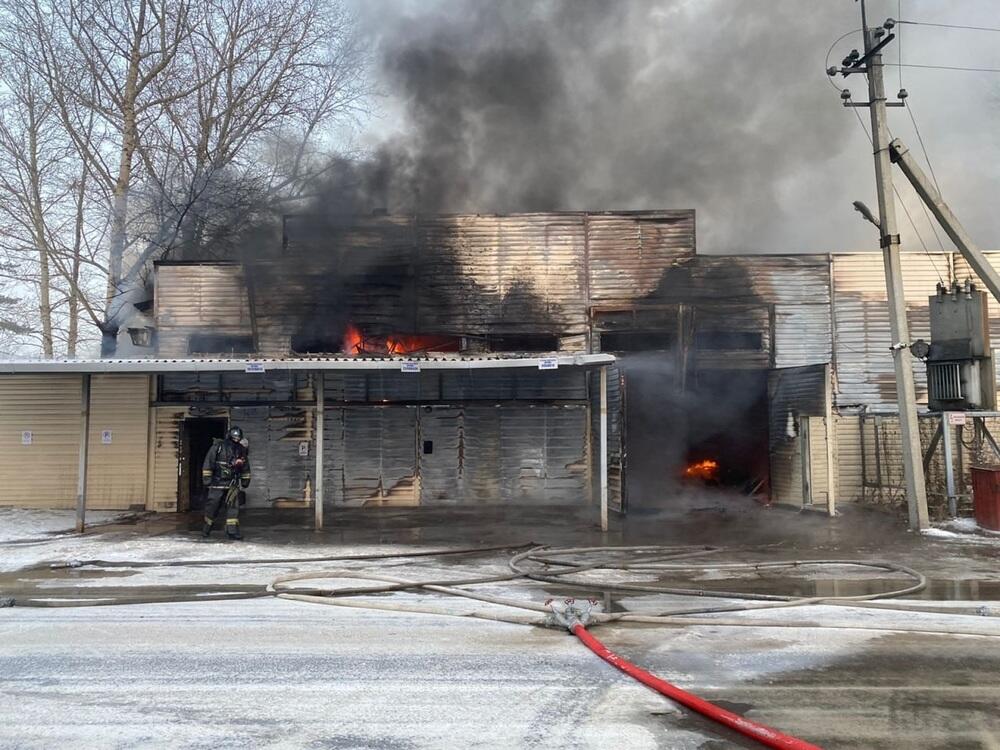 В Павлодаре пожарные вынесли из огня баллоны с газом, кислородом, азотом и фреоном. Фото: МЧС РК