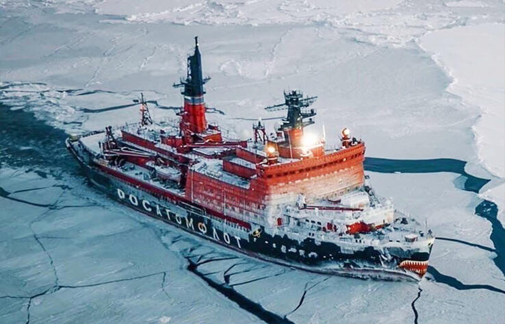 Атомный ледокол бороздит просторы Северного Ледовитого океана