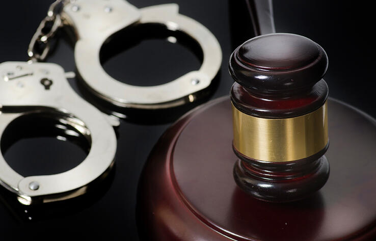 В Караганде суд приговорил 20 членов "обнальной сети" к различным срокам заключения 