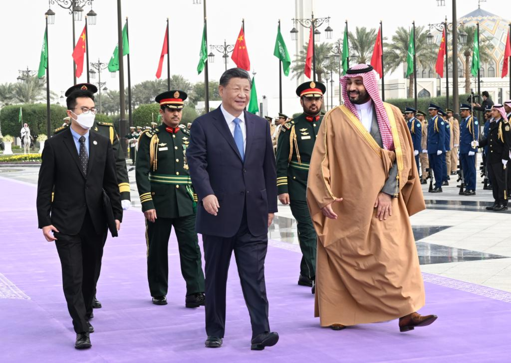 Си Цзиньпин принял участие в торжественной церемонии встречи, проведенной наследным принцем Саудовской Аравии. Фото: russian.xinhuanet.com