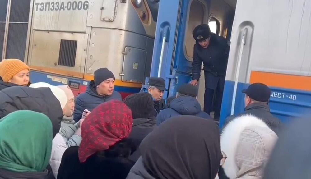 Родители спортсменов задержали поезд Алматы - Мангистау на полтора часа