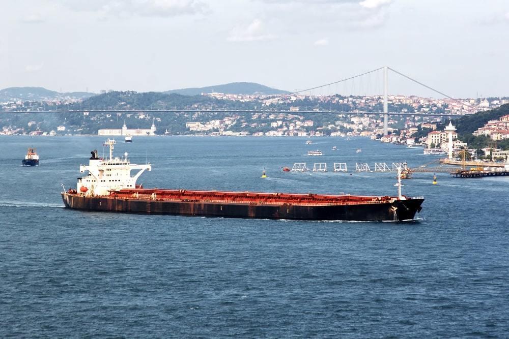 Турция начала пропускать застрявшие в Босфоре танкеры