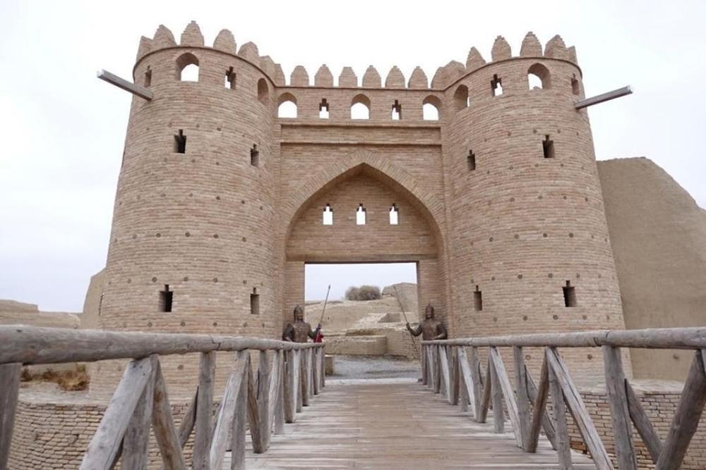 Қыздың қызды сиқыған гифі