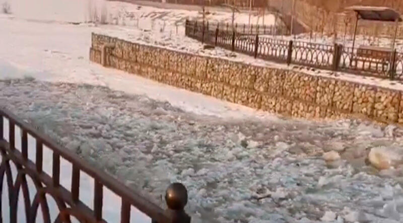 Снежная лавина снесла ограждение на реке Есентай (Весновка) в Алматы