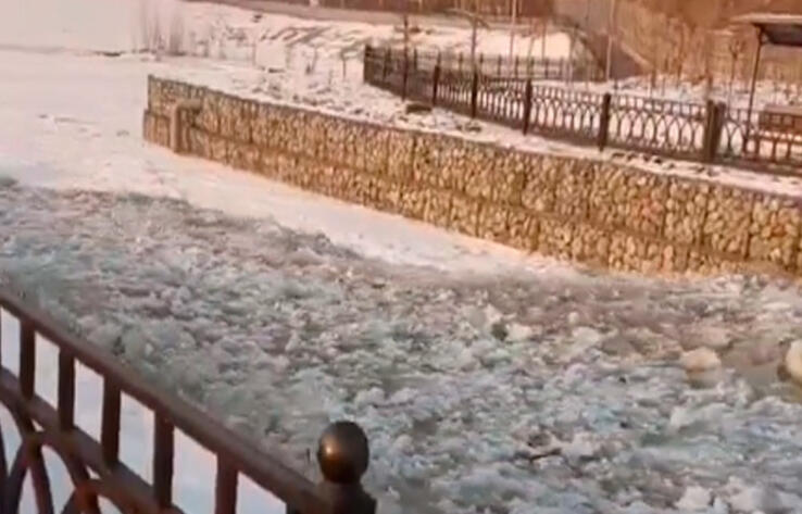 Снежная лавина снесла ограждение на реке Есентай (Весновка) в Алматы
