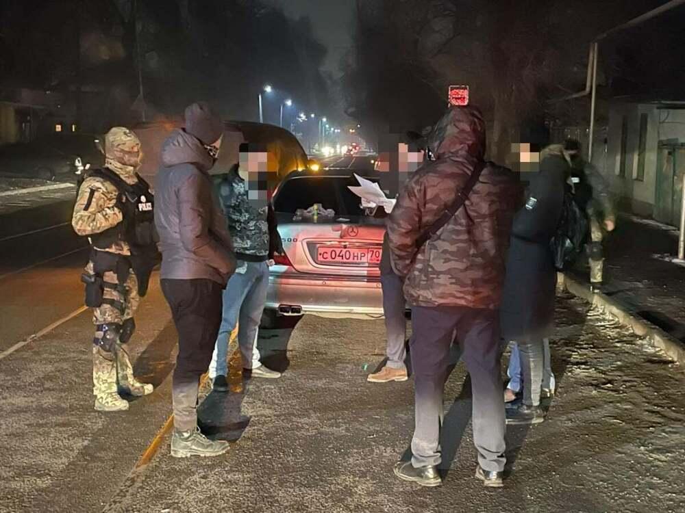 В Алматы задержали вооруженных серийных грабителей 