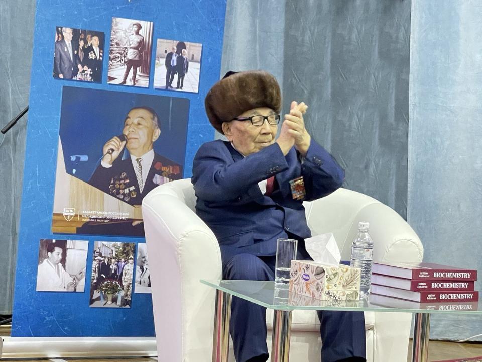 В Алматы поздравили ветерана Великой Отечественной войны с вековым юбилеем. Фото: пресс-служба Минобороны РК