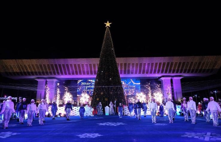 В Алматы зажгли главную елку города 
