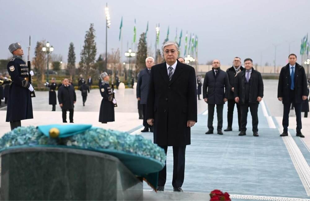 Президент Касым-Жомарт Токаев прибыл с государственным визитом в Узбекистан. Фото: Акорда / Президент возложил цветы к монументу Независимости, расположенному в парке Янги Узбекистон в Ташкенте.