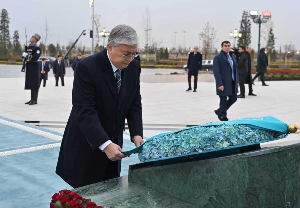 Президент Касым-Жомарт Токаев прибыл с государственным визитом в Узбекистан. Фото: Акорда / Президент возложил цветы к монументу Независимости, расположенному в парке Янги Узбекистон в Ташкенте.