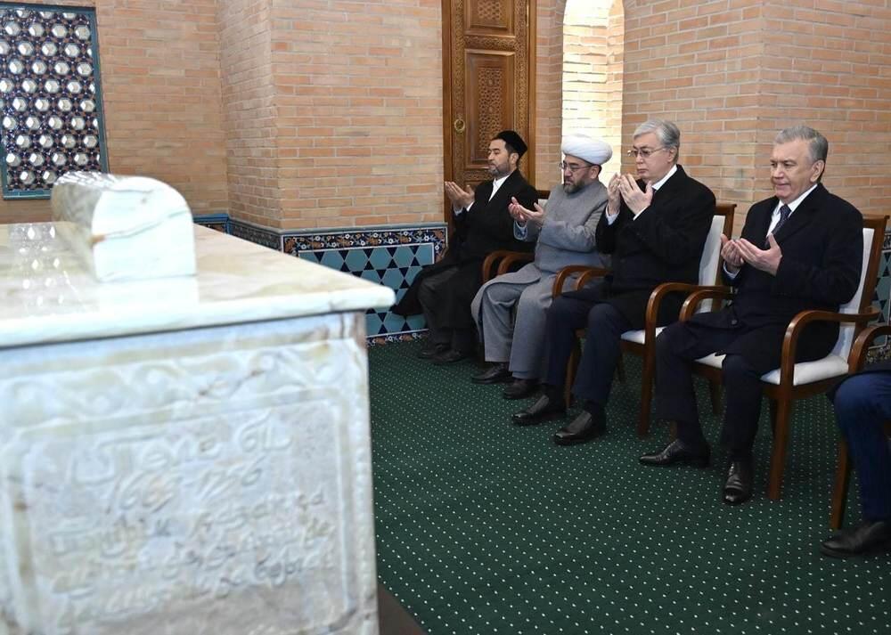 Президент Касым-Жомарт Токаев прибыл с государственным визитом в Узбекистан. Фото: Акорда / Президент Касым-Жомарт Токаев вместе с Президентом Шавкатом Мирзиёевым посетили мавзолей Толе би