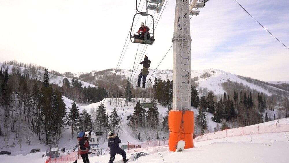 Спасатели пришли на помощь застрявшим на высоте туристам. Фото: МЧС РК