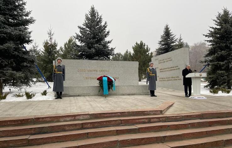 Тоқаев Алматыда қанды қаңтар құрбандарына арналған мемориалды ашты