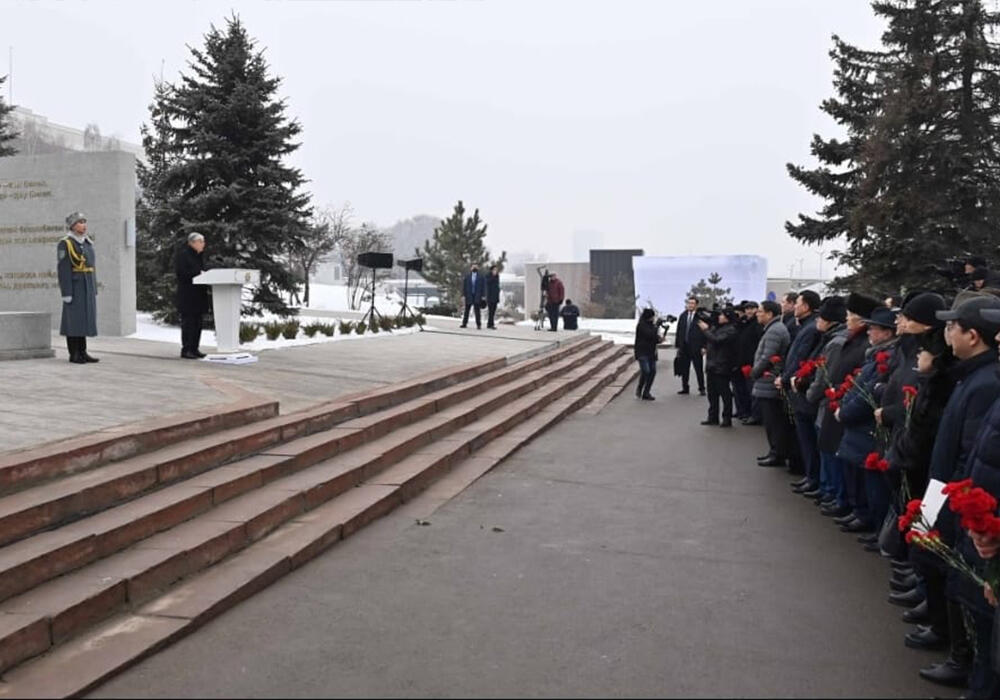 Президент Тоқаев Алматыда қаңтар трагедиясының құрбандарына арналған мемориалды ашты. Сурет: telegram/БОРТ №1