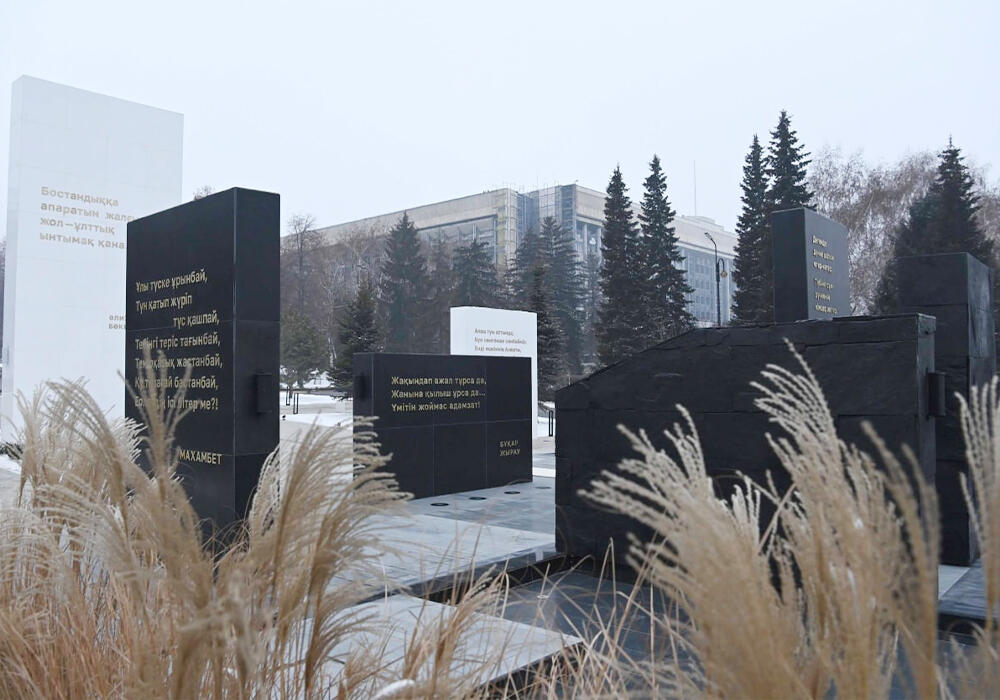 Президент Тоқаев Алматыда қаңтар трагедиясының құрбандарына арналған мемориалды ашты. Сурет: telegram/БОРТ №1