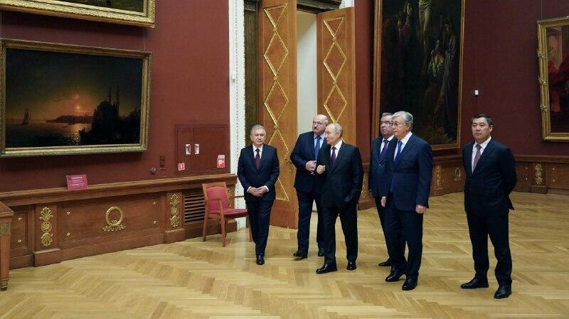 Токаев посетил Государственный Русский музей в Санкт-Петербурге