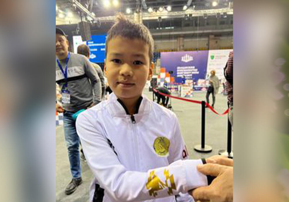 Восьмилетний алматинец выиграл сеанс игры в шахматы у управляющего директора FIDE. Фото: instagram/kzchessfederation