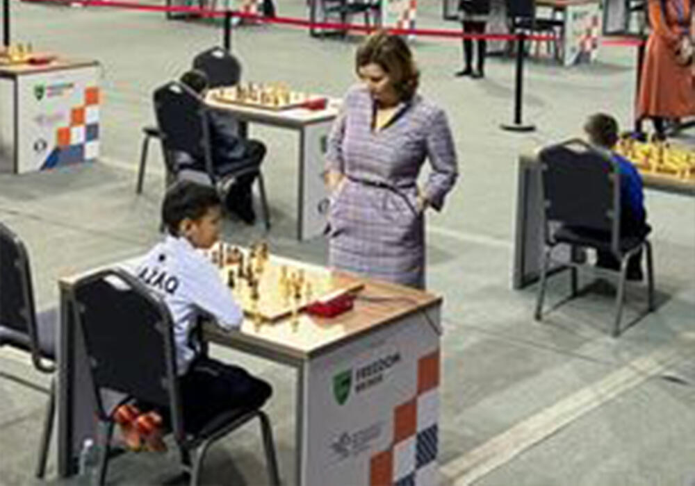 Восьмилетний алматинец выиграл сеанс игры в шахматы у управляющего директора FIDE. Фото: instagram/kzchessfederation