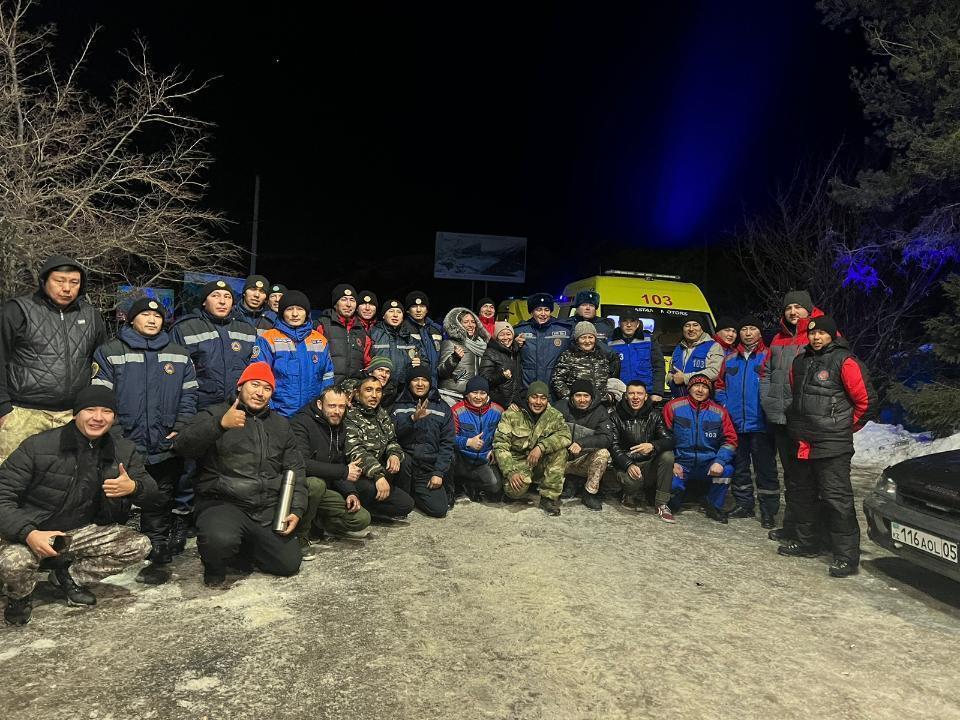 Спасатели эвакуировали людей, застрявших в снежном заносе в районе Бартогайского водохранилища