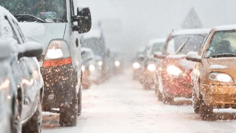 Не выезжать на закрытые трассы в непогоду призвали водителей в МВД 