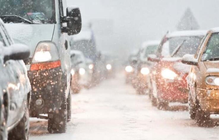 Не выезжать на закрытые трассы в непогоду призвали водителей в МВД 