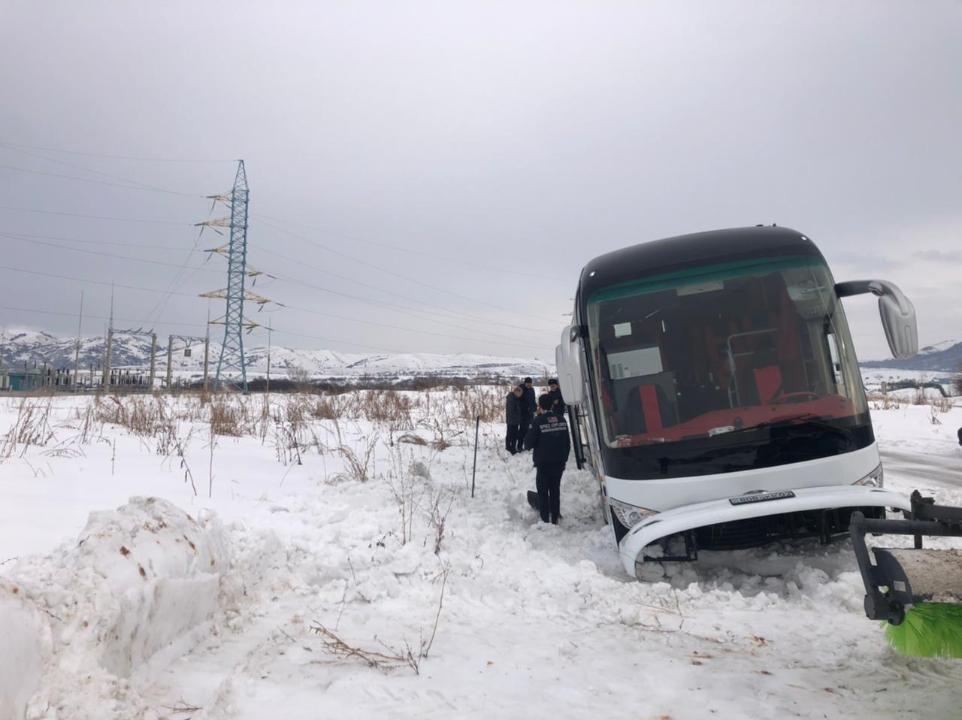 В Алматинской области из-за гололеда на обочину дороги съехал и застрял автобус с 79 детьми . Фото: ДЧС Алматинской области