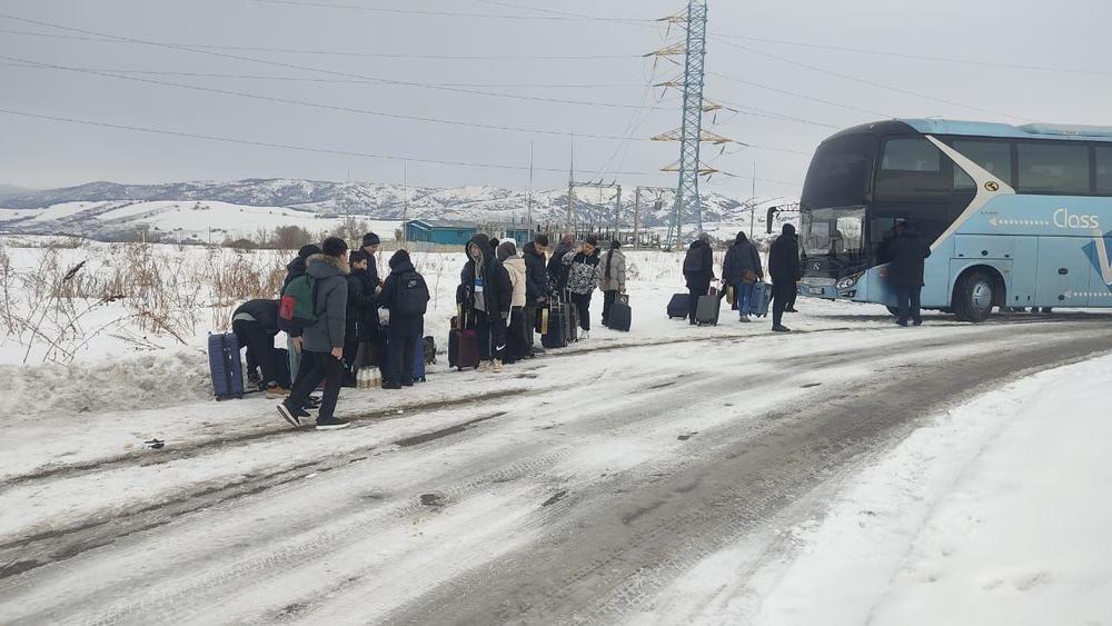 В Алматинской области из-за гололеда на обочину дороги съехал и застрял автобус с 79 детьми . Фото: ДЧС Алматинской области