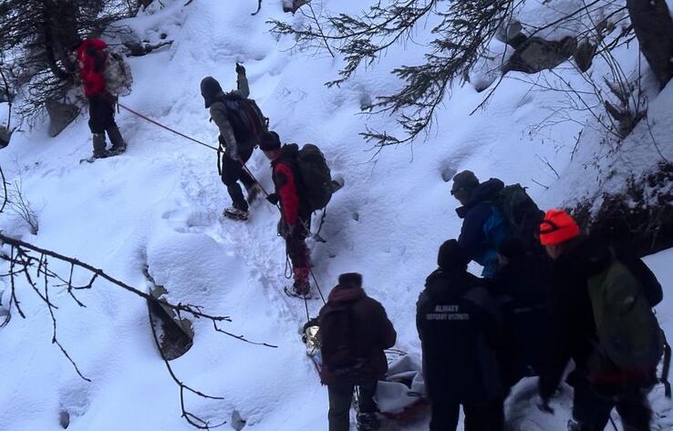 В горах Алмарасана туристка попала под лавину 