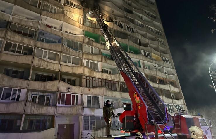 В Караганде пострадавший при пожаре упал с восьмого этажа на автомобиль