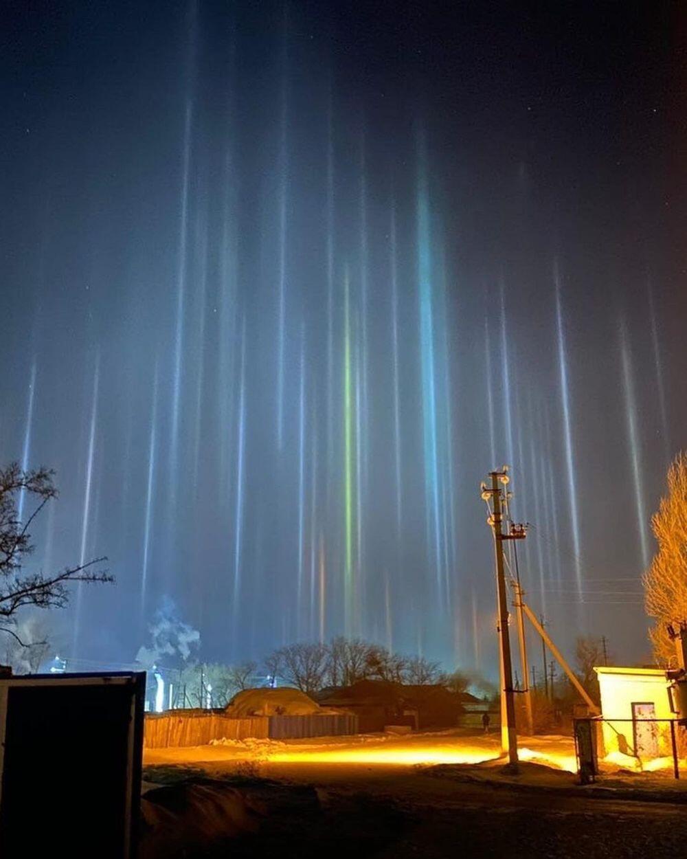 Световые столбы в зимнем небе северного Казахстана. Фото: instagram/tipavlo.dar