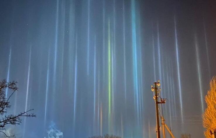 Световые столбы в зимнем небе северного Казахстана