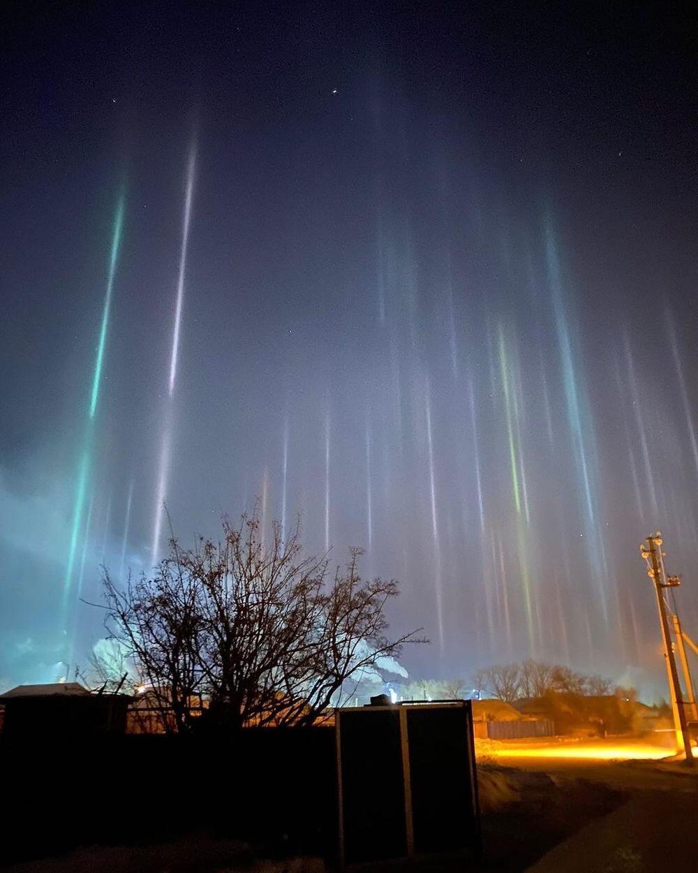 Световые столбы в зимнем небе северного Казахстана. Фото: instagram/tipavlo.dar