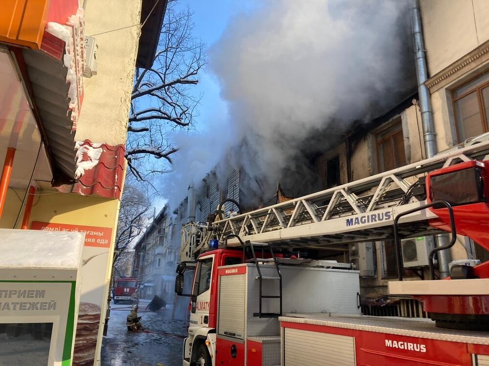 В Алматы по повышенному рангу тушат пожар в жилом доме 