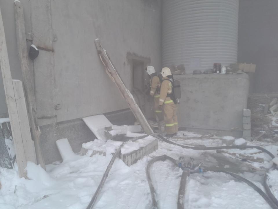 В Шымкенте горел цех по переработке макулатуры . Фото: пресс-служба ДЧС Шымкента 