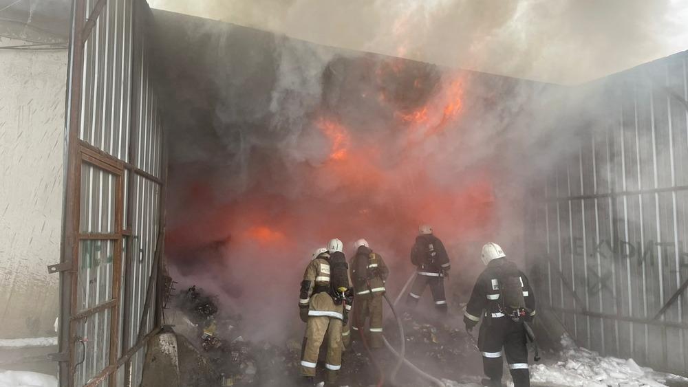 Пожар на складах возле барахолки в Алматы 