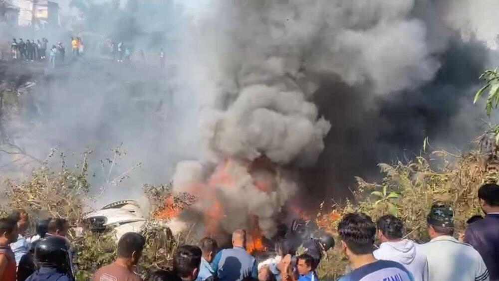 Более 70 человек на борту: в Непале произошло крушение самолета