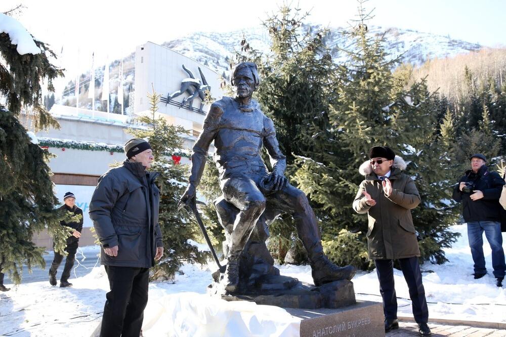 Памятник знаменитому казахстанскому альпинисту Анатолию Букрееву установили на Медеу. Фото: акимат Алматы