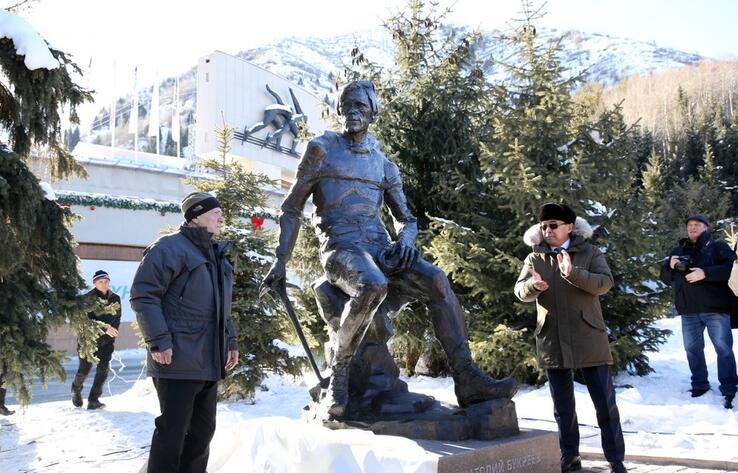 Памятник знаменитому казахстанскому альпинисту Анатолию Букрееву установили на Медеу