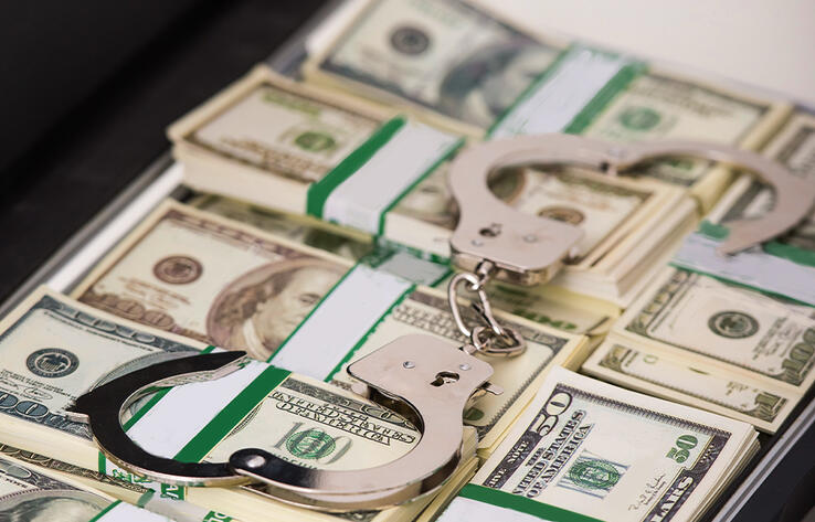 Ввозили поддельные доллары: иностранных фальшивомонетчиков задержали в Костанайской области 