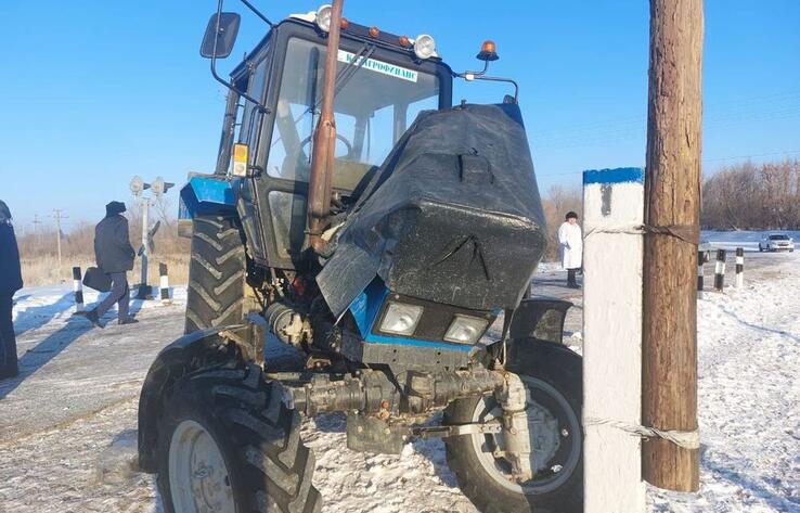В Жетысуской области трактор столкнулся с товарным поездом 