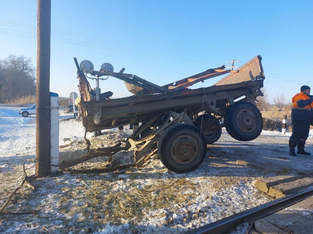 В Жетысуской области трактор столкнулся с товарным поездом . Фото: пресс-служба МВД РК