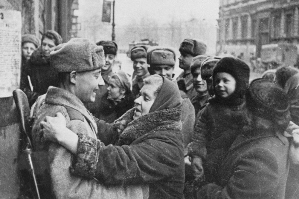 В 79-ю годовщину полного освобождения Ленинграда от блокады Санкт-Петербург посетят 46 ветеранов, ее переживших